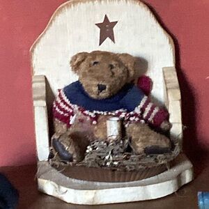 Antique decoration/primitive
It does need the light bulb for it